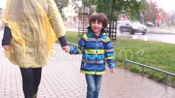 这个男孩在雨天和母亲手散步视频的预览图