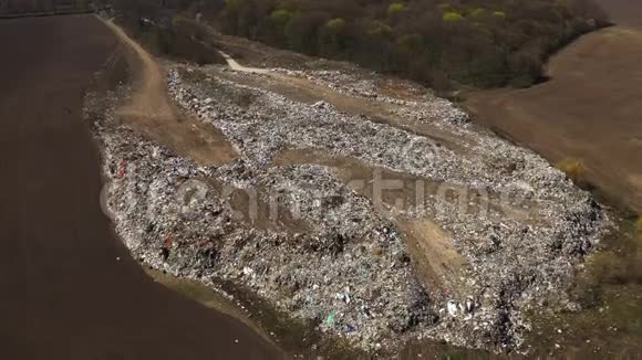 现代文明留下了大山大垃圾覆盖了森林和田野的生态视频的预览图