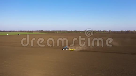 大型蓝色现代化拖拉机配套设备收割后茬耕栽培鸟瞰图视频的预览图
