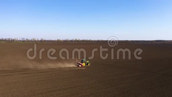 一辆拖拉机的空中视野准备土地播种视频的预览图