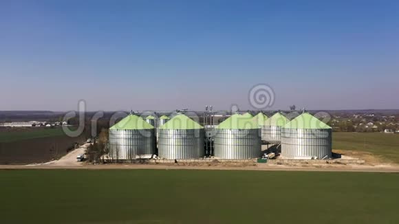 鸟瞰农业筒仓建筑外观储存和干燥谷物小麦玉米大豆视频的预览图