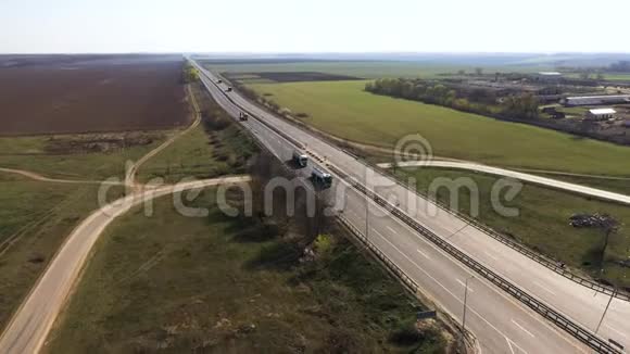 一架无人机的摄像头监控高速公路上的卡车视频的预览图