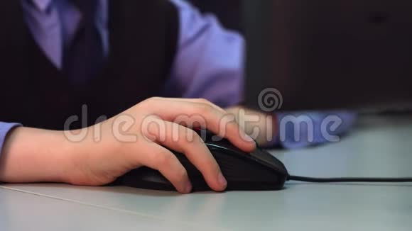孩子们电脑鼠标上的手视频的预览图
