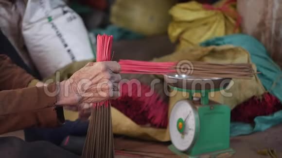 越南妇女称重打包并拿出新制作的香棒运往商店生产制造视频的预览图
