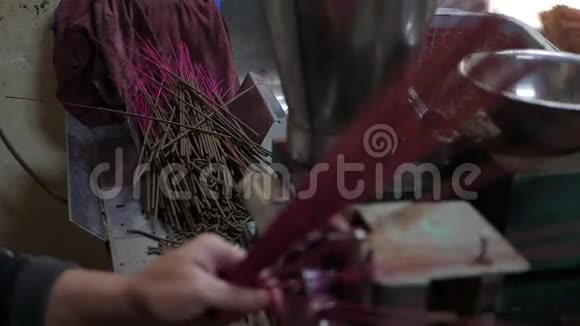 自动香棒制作机越南妇女在越南的老传统房子里工作生产视频的预览图