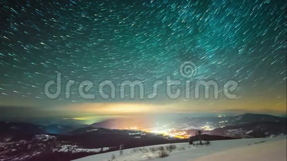喀尔巴阡山脉的银河时间流逝视频的预览图