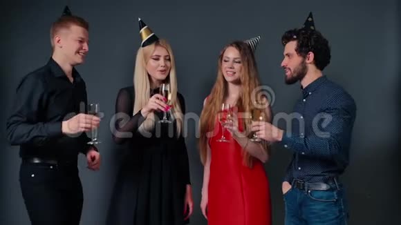 四个美丽快乐的朋友正拿着香槟碰杯视频的预览图