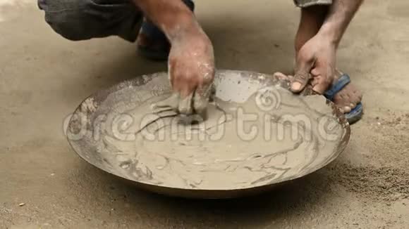 印度工人手工搅拌水泥视频的预览图