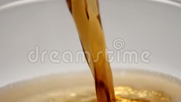 把可乐倒进玻璃杯慢动作视频的预览图