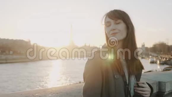 电影镜头闪烁着幸福美丽的微笑着的女人在巴黎塞纳河日落时的慢镜头视频的预览图