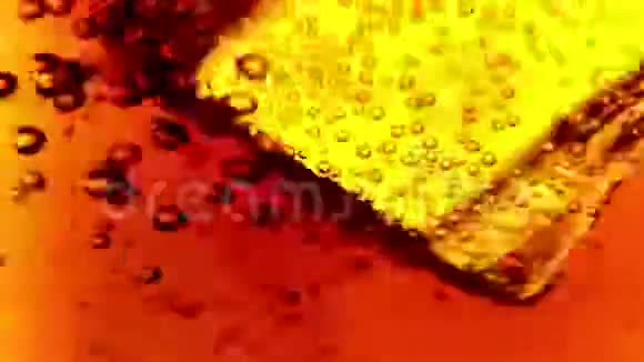 冰立方体在一个自由的冰冷的杯子里视频的预览图