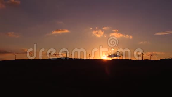 空中俯瞰风力涡轮机公园越过风景橙色日落替代能源生态能源工业视频的预览图