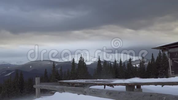 冬天在胡佛拉山上空的云视频的预览图