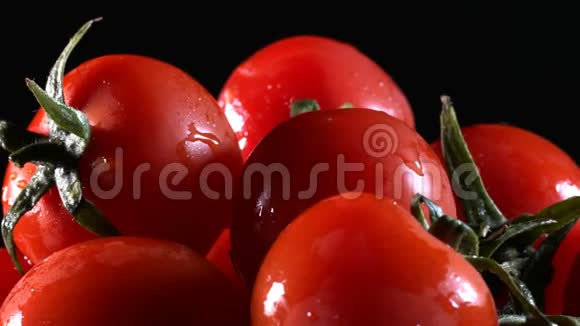 有机蔬菜番茄和水流动视频的预览图