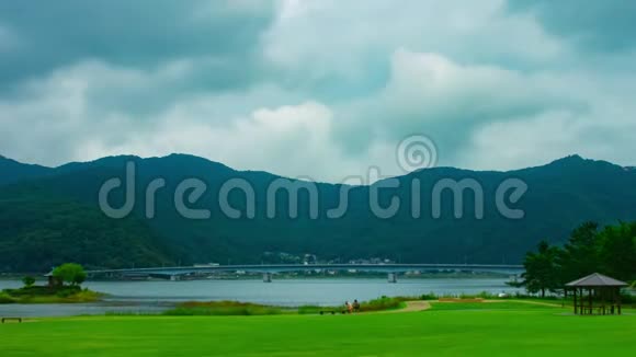 川口湖附近阴天白天大镜头变焦视频的预览图