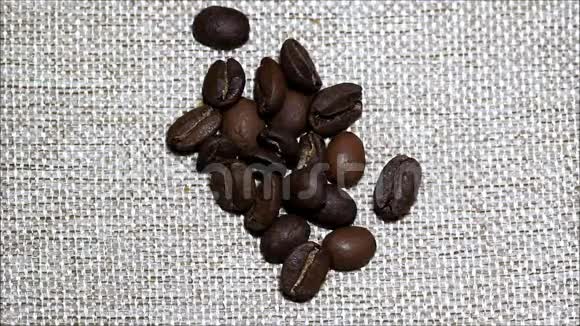 咖啡豆从底部的顶部掉下来一种咖啡豆视频的预览图