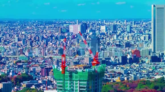 东京建筑物顶部移动起重机高角度长镜头倾斜的时间推移视频的预览图