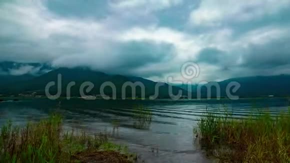 川口湖附近多云间阴天白天大拍视频的预览图