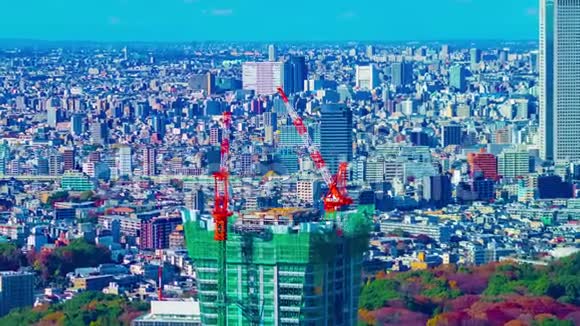 东京大楼顶部移动起重机的延时高角度长镜头变焦视频的预览图