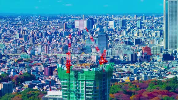 东京建筑顶部移动起重机的延时高角度长镜头视频的预览图