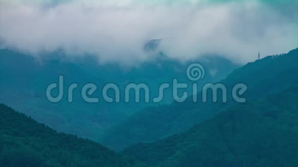 近山的多云天空的时间流逝视频的预览图