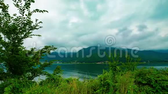 川口湖附近多云间阴天白天大拍视频的预览图