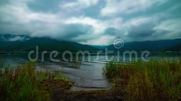 川口湖附近多云间阴天白天大幅度倾斜视频的预览图