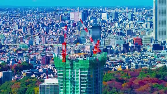 东京建筑物顶部移动起重机高角度长镜头倾斜的时间推移视频的预览图