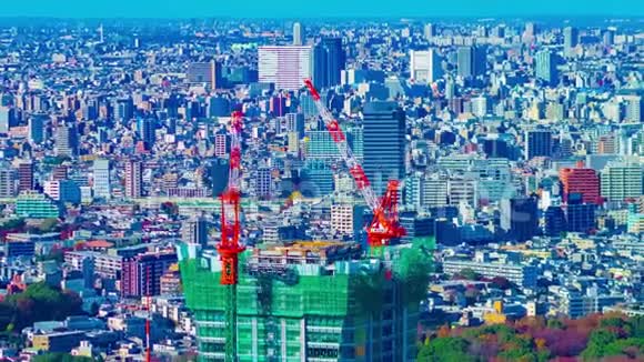 东京大楼顶部移动起重机的延时高角度长镜头变焦视频的预览图