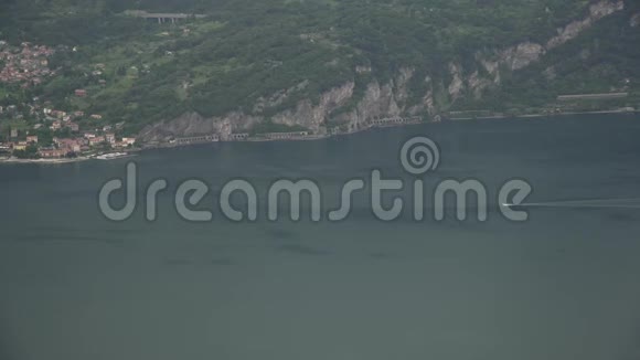 意大利科莫湖沿岸一艘小船漂浮视频的预览图