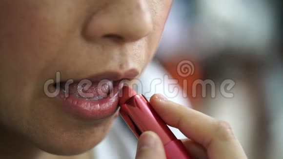 慢动作种族女孩涂口红做化妆视频的预览图