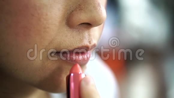 将口红涂在亚洲女人唇部慢动作上视频的预览图