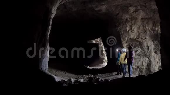 三个孩子拿着灯笼探索洞穴视频的预览图