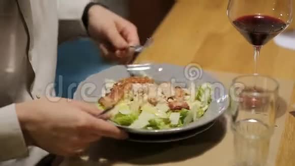 烤鸡和蔬菜沙拉男人准备吃塞萨尔沙拉视频的预览图