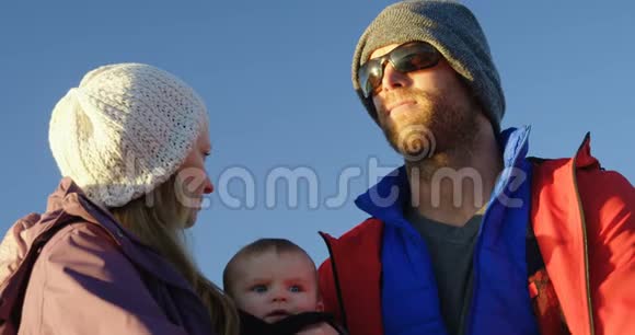 有婴儿的父母乘坐4k号摩托艇视频的预览图