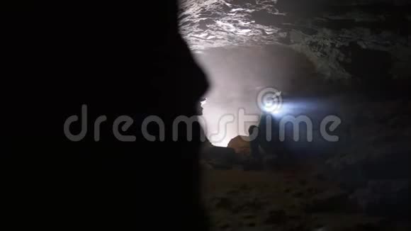 孩子们在洞穴里休息旅行和冒险的地下视频的预览图