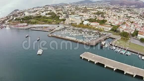 美丽的小船坞里满是帆船靠近葡萄牙马德拉岛视频的预览图