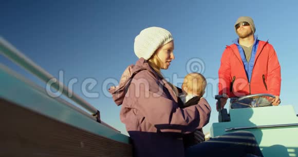有婴儿的父母乘坐4k号摩托艇视频的预览图