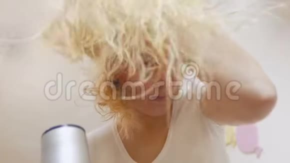 动作慢金发女人带吹风机视频的预览图