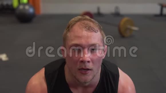 出汗健身男子在健身房做杠铃力量清洁运动视频的预览图