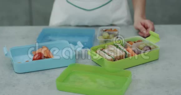 儿童健康午餐盒画像有蔬菜三明治和一些坚果供在学校服用视频的预览图