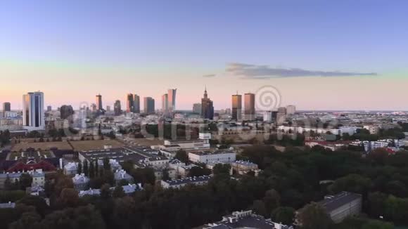 黄昏时从华沙市中心的空中俯瞰视频的预览图