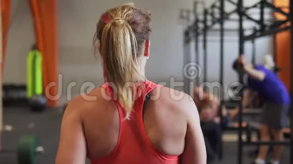 女运动员在健身房行走后视慢动作视频的预览图
