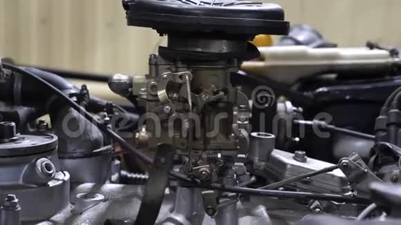 在一家汽车修理厂化油器发动机可以修理了视频的预览图