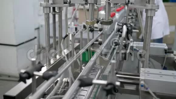生产电机油工厂塑料瓶盖自动输送线视频的预览图