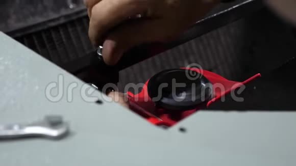 机械师用手和扳手修理汽车紧固螺母视频的预览图