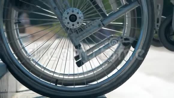 从楼梯上下来的轮椅特写一个男人推着轮椅视频的预览图