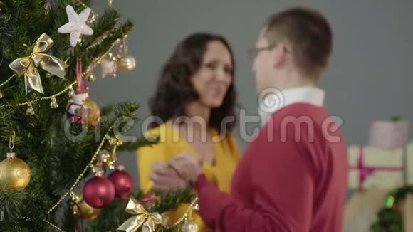 在圣诞晚会上一对可爱的情侣在跳舞互相祝福视频的预览图