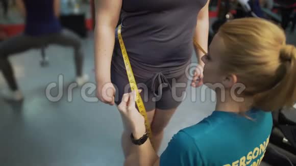 个人健身教练测量超重女性腰部结果满意视频的预览图