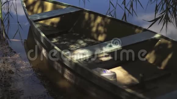 孤独的停泊船漂浮在湖面或池塘上视频的预览图